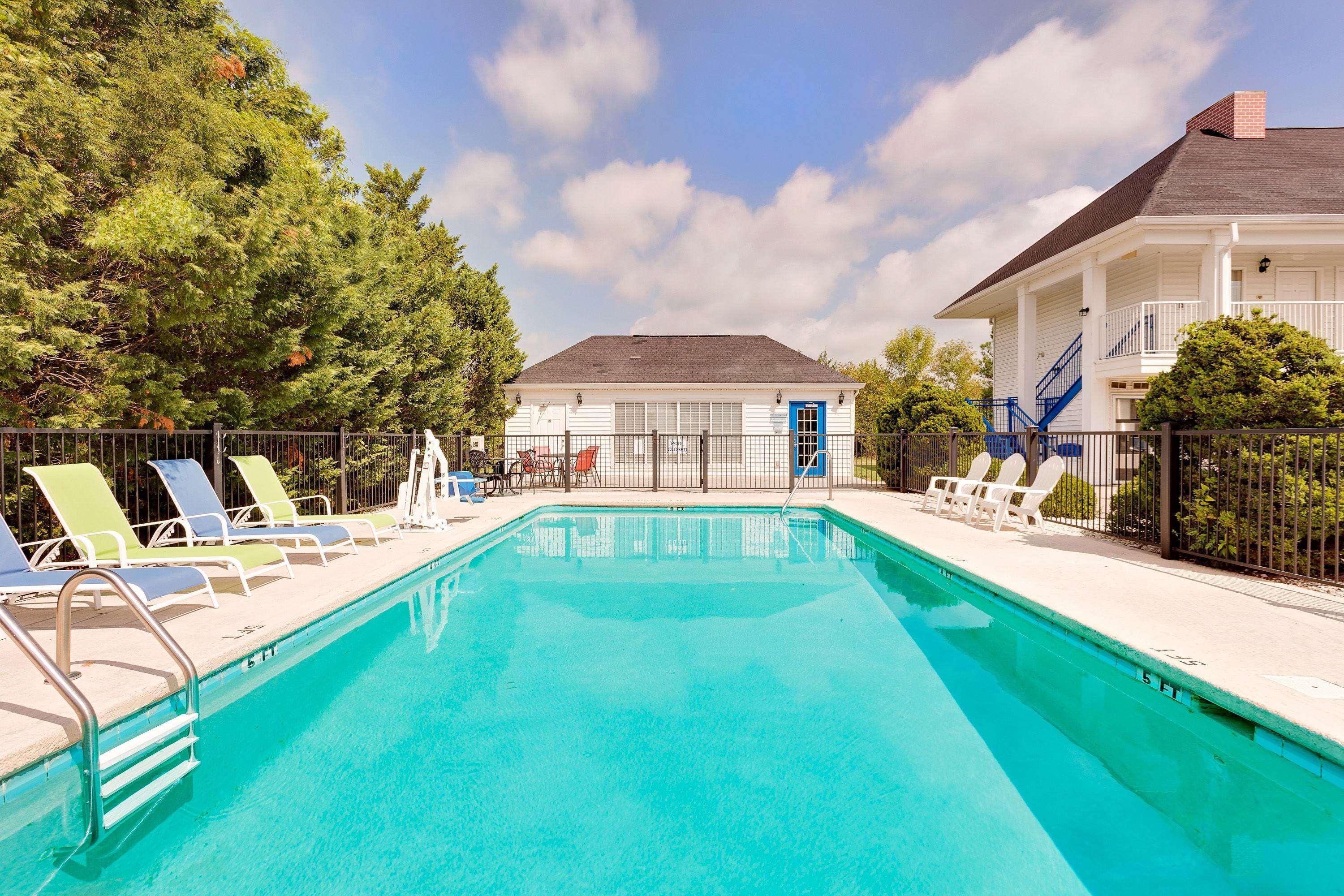Baymont By Wyndham Cleveland Motel Exterior photo