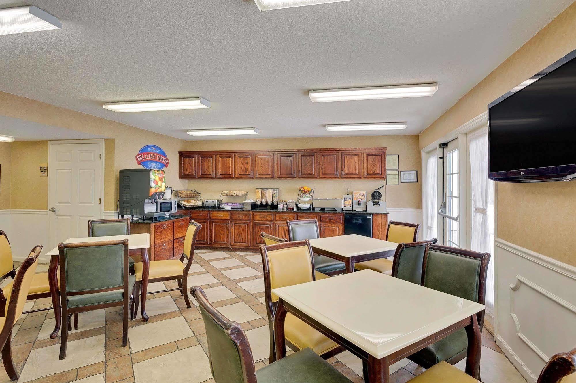 Baymont By Wyndham Cleveland Motel Exterior photo