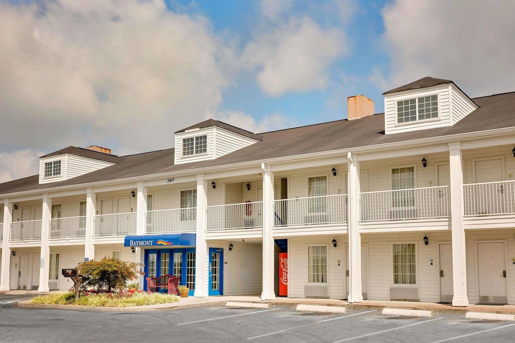 Baymont By Wyndham Cleveland Motel Exterior photo