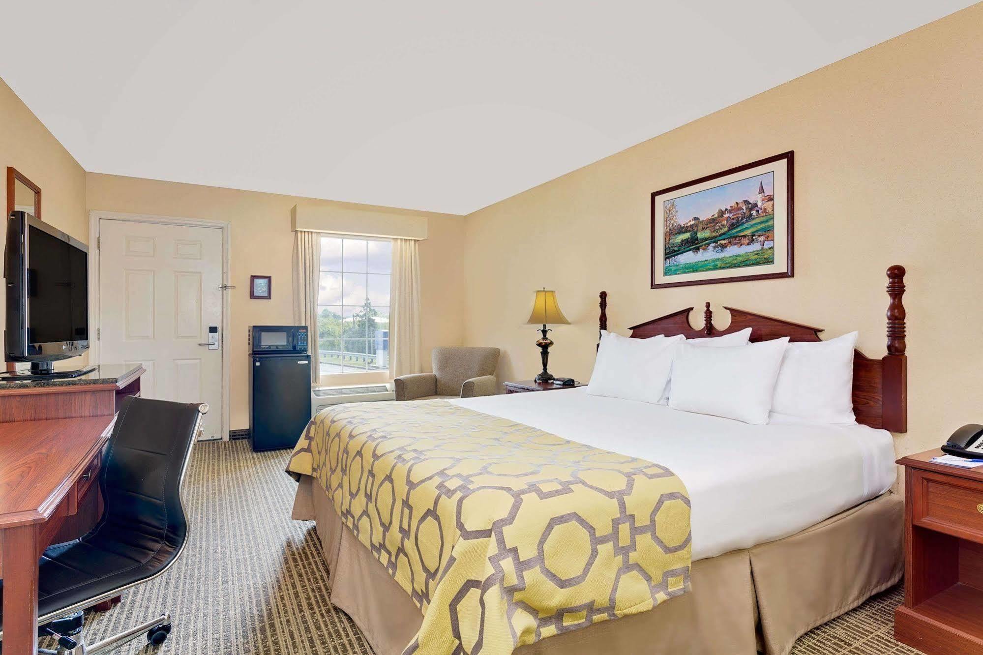 Baymont By Wyndham Cleveland Motel Exterior photo